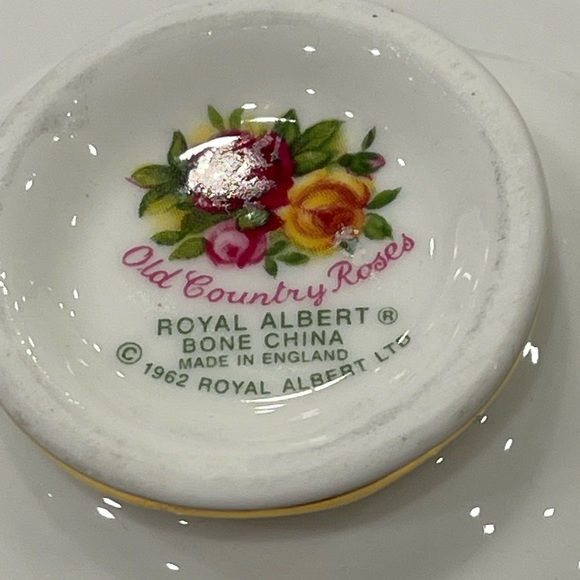 Vintage Royal Albert Bone China Old Country Roses Tea Cup And Saucer Set 1962 - Picture 11 of 13